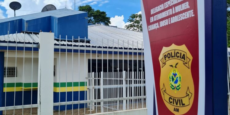 Mulher é pr3sa por machucar área gen1tal do filho de 5 anos no interior do AM