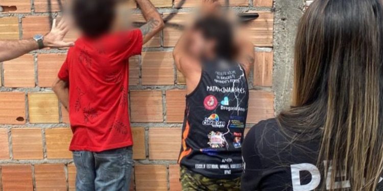 Irmãos usuários de dr0ga$ são pr3s0s por serem um perigo para mãe idosa de 78 anos em Manaus