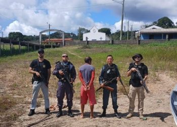 Homem tenta m@tar o próprio irmã0 e vai pres0 ao am3açar comunidade com arm@s e terçad0