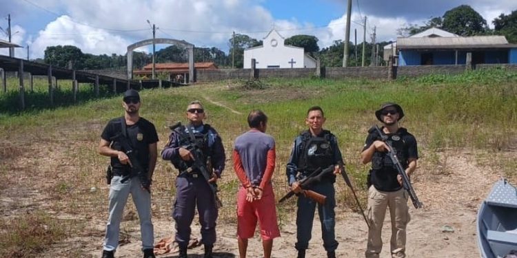 Homem tenta m@tar o próprio irmã0 e vai pres0 ao am3açar comunidade com arm@s e terçad0