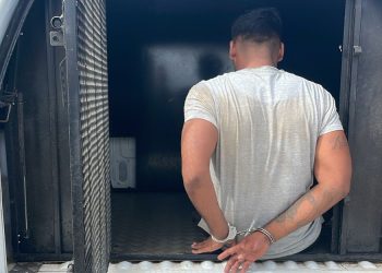 Homem e ad0lesnc3nte am3açam funcionários e r0ubam loja no interior do Amazonas