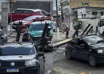 Vídeo: caçamba derruba poste que cai em cima de carro em Manaus