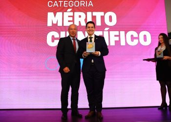 Reconhecimento nacional: pró-reitor da UEA recebe Prêmio Jovem Cientista por impacto acadêmico e inovação científica