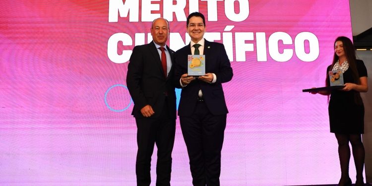 Reconhecimento nacional: pró-reitor da UEA recebe Prêmio Jovem Cientista por impacto acadêmico e inovação científica
