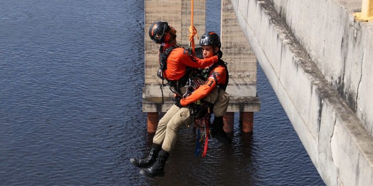 Ponte Phelippe Daou é ocupada por bombeiros especializados em salvamento no Amazonas