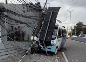 Micro-ônibus que ia para o Distrito com trabalhadores c0lid3 com poste no meio da Darcy Vargas