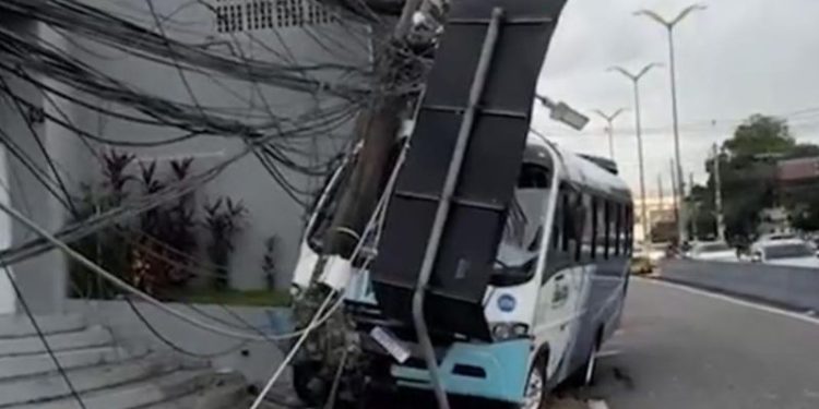 Micro-ônibus que ia para o Distrito com trabalhadores c0lid3 com poste no meio da Darcy Vargas
