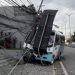 Micro-ônibus que ia para o Distrito com trabalhadores c0lid3 com poste no meio da Darcy Vargas