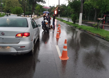 Durante a chuva, motociclista é atr0pelad0 e fica f3r1d0 no Japiim, causando congestionamento