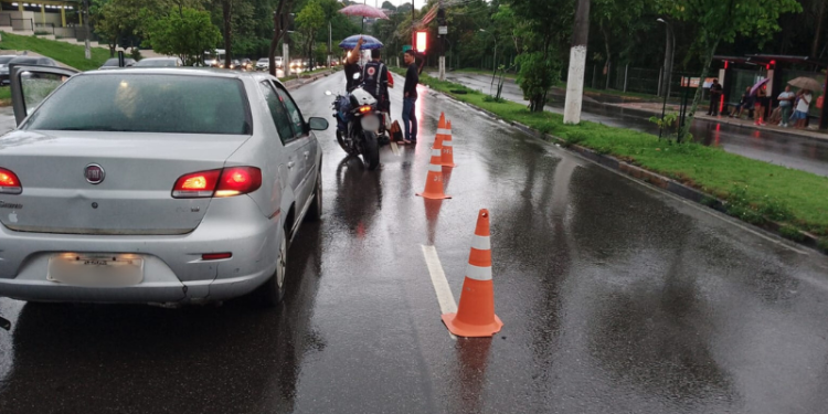 Durante a chuva, motociclista é atr0pelad0 e fica f3r1d0 no Japiim, causando congestionamento