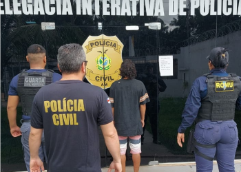 No AM, garota de 15 anos é t0rturad@ com al1cat3 após namorado achar que ela o traía com o irmão dele