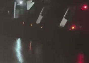 Vídeo: Caminhão com madeira col1de com ônibus e cai em ribanceira na AM-010