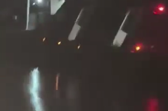 Vídeo: Caminhão com madeira col1de com ônibus e cai em ribanceira na AM-010