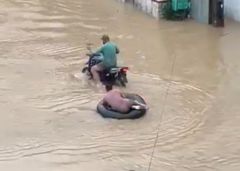 Vídeo: Morador anda de moto com boia para navegar em rua alagada de Novo Aripuanã