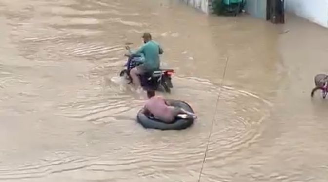 Vídeo: Morador anda de moto com boia para navegar em rua alagada de Novo Aripuanã