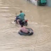 Vídeo: Morador anda de moto com boia para navegar em rua alagada de Novo Aripuanã