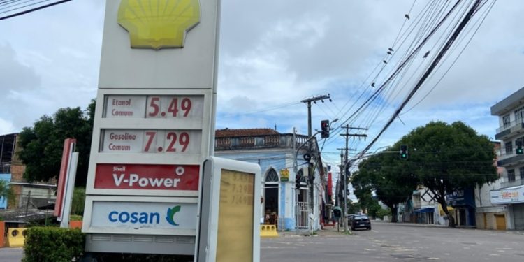 Mais de 30 postos de combustíveis são multados por preço abusivo da gasolina em Manaus