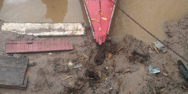 Veja: Jovem é encontrado sem vida dentro de canoa em rio em Humaitá
