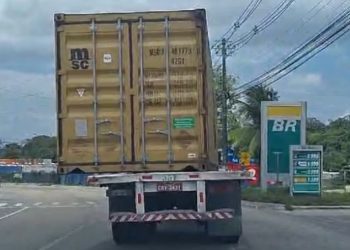 Vídeo: contêiner ameaça virar em cima dos carros em Manaus: ‘e o motorista não para não’