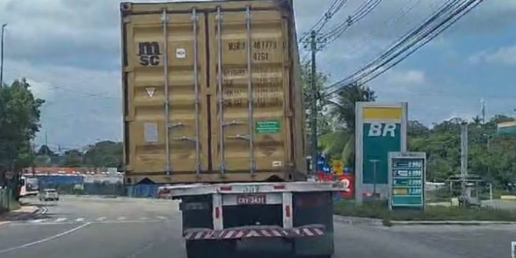 Vídeo: contêiner ameaça virar em cima dos carros em Manaus: ‘e o motorista não para não’