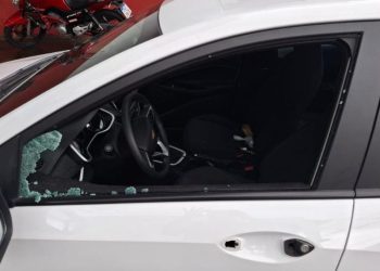 Vídeo: Homem é sequ3strad0 e deixado am@rrad0 dentro de veículo no Manôa