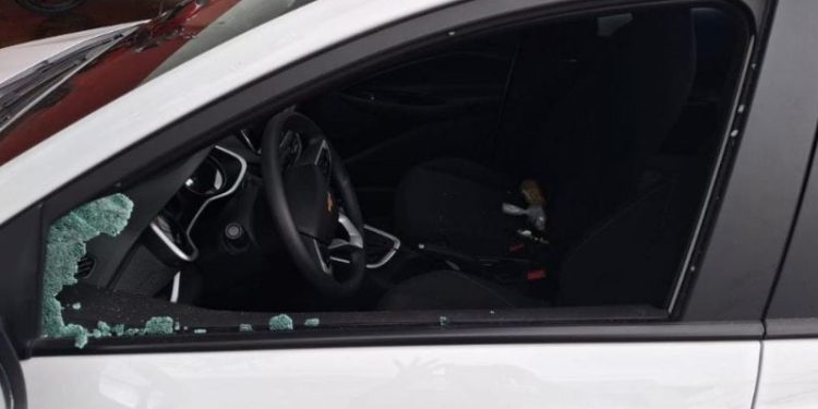 Vídeo: Homem é sequ3strad0 e deixado am@rrad0 dentro de veículo no Manôa
