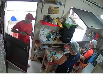 Vídeo: Armado, homem invade cozinha de restaurante e rende funcionárias em Manaus