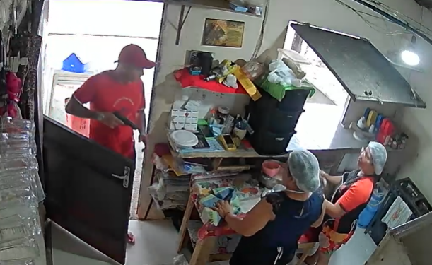 Vídeo: Armado, homem invade cozinha de restaurante e rende funcionárias em Manaus