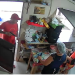 Vídeo: Armado, homem invade cozinha de restaurante e rende funcionárias em Manaus