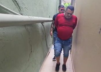 Vídeo: “Mister X” é pres0 em Manaus vendendo dr0gas do lado da delegacia de polícia