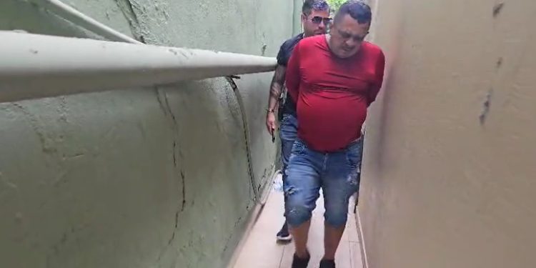 Vídeo: “Mister X” é pres0 em Manaus vendendo dr0gas do lado da delegacia de polícia