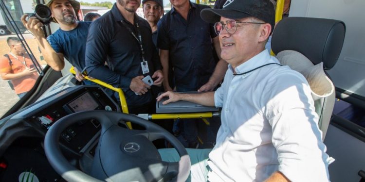 David Almeida perde mais uma vez e Justiça nega reajuste da passagem de ônibus em Manaus