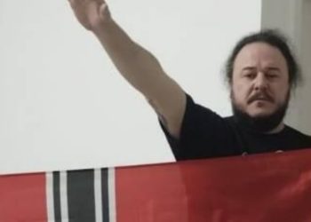 Em Manaus, cidadão posta foto fazendo gesto nazista e depois diz que estava só brincando