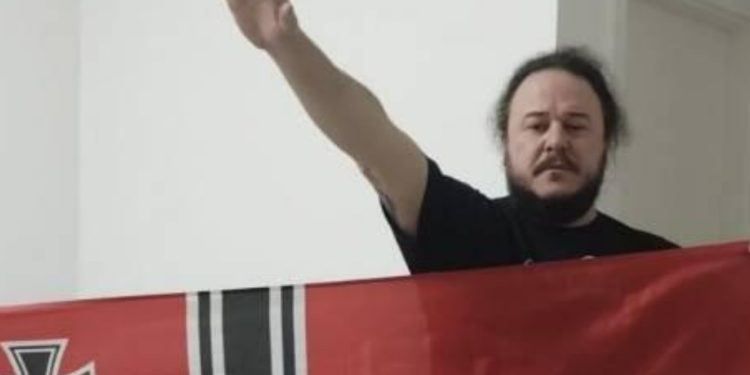 Em Manaus, cidadão posta foto fazendo gesto nazista e depois diz que estava só brincando
