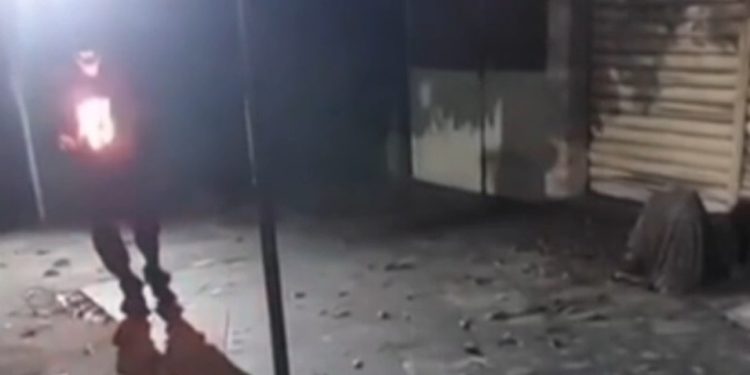 Vídeo forte: morador de rua é incendiad0 ao vivo por blogueiro de 17 anos enquanto dormia