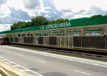 Que pai é esse? Homem deixa filha de 5 anos com desconhecido para usar dr0gas em parada em Manaus