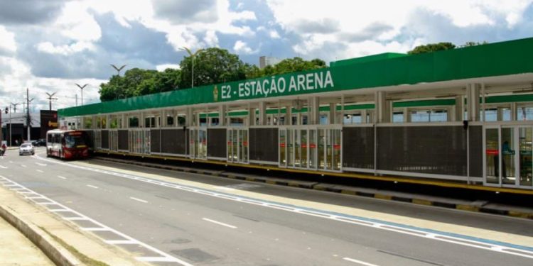 Que pai é esse? Homem deixa filha de 5 anos com desconhecido para usar dr0gas em parada em Manaus