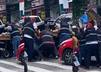 Fiscais da Prefeitura de Manaus confiscam barraca de vendedora de verdura na brutalidade