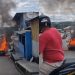 Vídeo: carro é consumido pelo fogo no meio da rua em Manaus 
