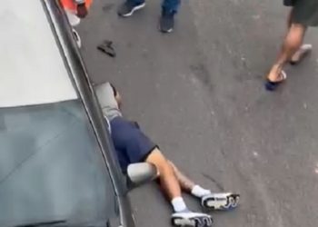 Vídeo forte: CAC é balead0 em Manaus durante assalt0 e ag0niza no chão 