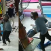 Vídeo mostra band1d0s colocando funcionários no chão em roubo a loja em Manaus; veja