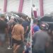 Vídeo: carro sobe calçada e atr0pela mãe e filho a caminho de casa em Manaus