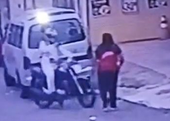 Em Manaus, criminos0 exige celular para não dar tir0 em mulher; vídeo