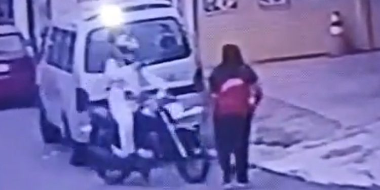 Em Manaus, criminos0 exige celular para não dar tir0 em mulher; vídeo