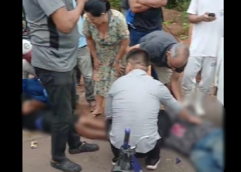 Vídeo: Jovens agonizam de dor após moto c0l1dir com micro-ônibus em Manacapuru