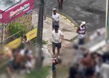 Cenas f0rt3$: Torcedor é est*prad0 em br1ga entre torcidas organizadas no meio da rua