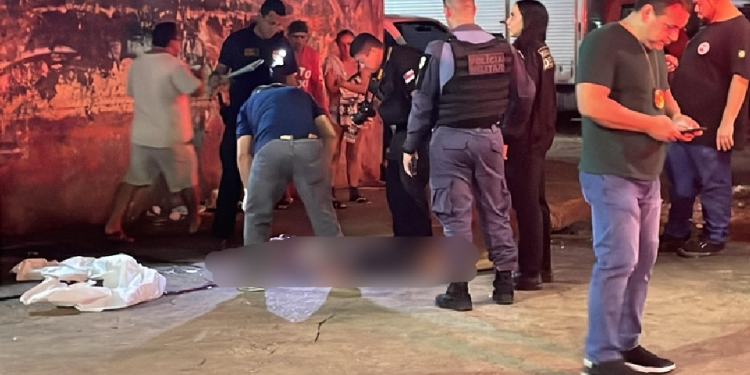 No Centro de Manaus, homem m0rr3 e$faquead0 após br1ga