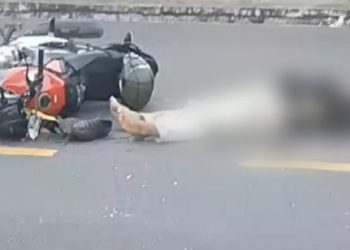 Vídeo: carro atr0pela motoqueiro no Parque Dez e motorista foge sem dar socorro