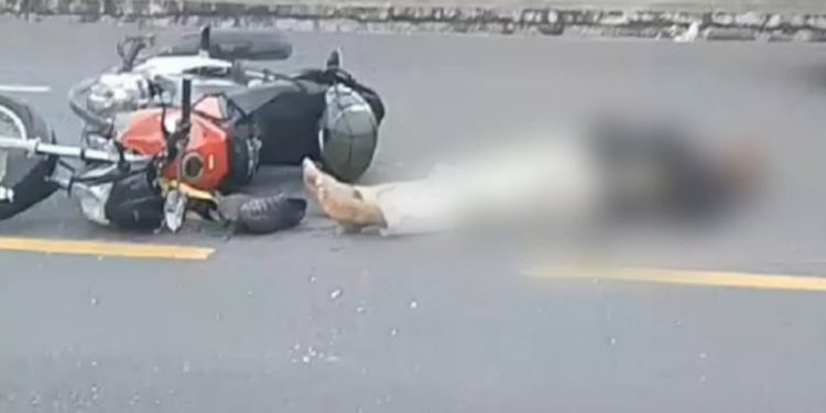 Vídeo: carro atr0pela motoqueiro no Parque Dez e motorista foge sem dar socorro