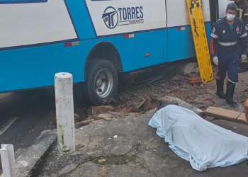 Mulher m0rr3 com o braço arr@ncad0 ao ser atingida por ônibus de rota em ladeira no Glória